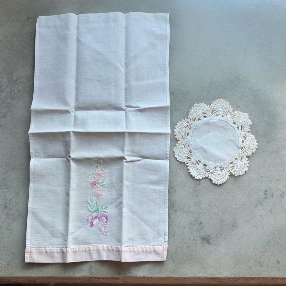 Vintage Linens Table Runners Dresser Scarves Embroidery Crochet Handmade - Picture 4 of 9
